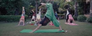 een groep mensen die yoga doen in een park bij Narayana Sanctuary Resort by SALVUS in Rishīkesh +63 foto's