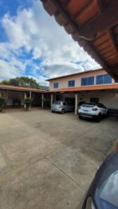 里奥迪孔塔斯Pousada Portal da Chapada的两辆汽车停在一栋建筑前的停车场 更多49张照片