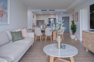 Χώρος καθιστικού στο Lux Lakeside Apt - Gold Coast