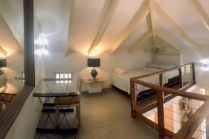 - une chambre avec un lit, une table et un escalier dans l'établissement Beautiful apartment, à Willemstad