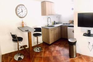une cuisine avec un comptoir et une horloge au mur dans l'établissement Beautiful apartment, à Willemstad 9 autres photos