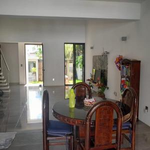 un comedor con mesa y sillas y una habitación en Casa Chikatana un lugar familiar y elegante a pasos de la playa Bacocho, en Puerto Escondido