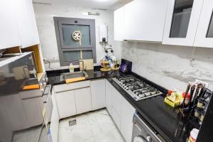 Η κουζίνα ή μικρή κουζίνα στο Apartment in Sun Capital Compound