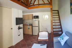 un soggiorno con un divano blu e una cucina di Cozy apartment a Willemstad