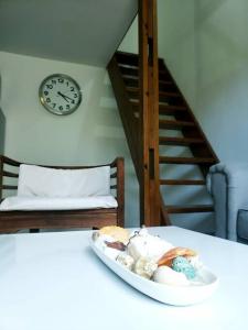 un piatto di cibo su un tavolo con un orologio di Cozy apartment a Willemstad