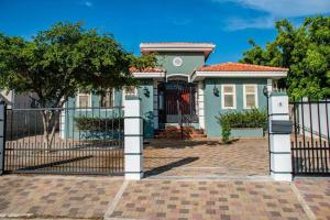 una casa con un cancello davanti di Cozy apartment a Willemstad