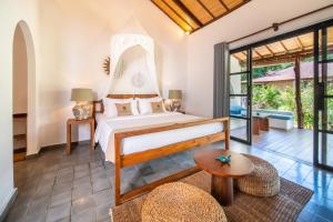 a bedroom with a bed in a villa at Wilson's Retreat in Gili Trawangan