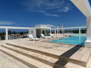 ein Resort mit Swimmingpool und Liegestühlen in der Unterkunft Punta cana bavaro hotel beach in Punta Cana + 21 Fotos