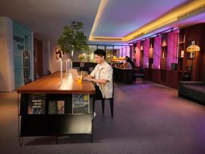 Členové personálu v ubytování M Village Hotel Tao Đàn Park