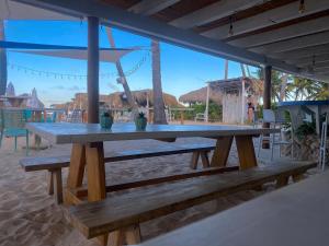 ein hölzerner Picknicktisch am Strand in der Unterkunft Punta cana bavaro hotel beach in Punta Cana