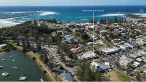 una vista aérea de un pueblo junto al océano en Penthouse on the Ritz - Oceanstays, en Yamba