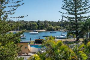 Una vista de un puerto deportivo con barcos en el agua. en Penthouse on the Ritz - Oceanstays, en Yamba