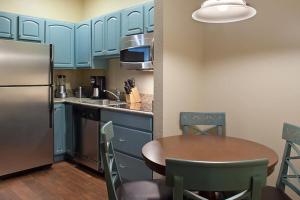 Kuchyň nebo kuchyňský kout v ubytování Relax in this 1BD resort condo after skiing at Boyne Mountain + 17 fotografií