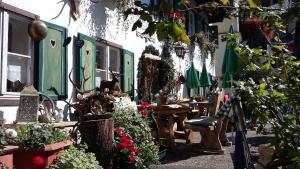 a building with a bunch of plants and flowers at Platzhirsch zur alten Wagnerei in St. Wolfgang