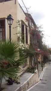 un bâtiment avec des plantes et un éclairage de rue à côté de celui-ci dans l'établissement Atelier, à Réthymnon