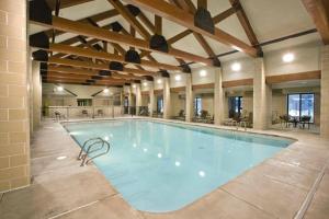 Bazén v ubytování Resort 1BD condo 1 block from Yellowstone gates with resort amenities nebo v jeho okolí + 24 fotografií
