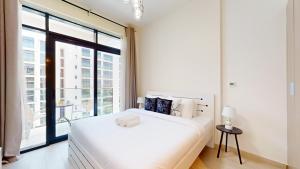 Postel nebo postele na pokoji v ubytování Azizi Riviera 47 - Comfortable Studio in Meydan + 7 fotografií