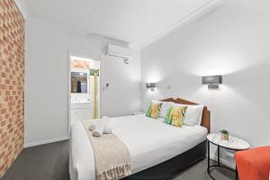 Ένα ή περισσότερα κρεβάτια σε δωμάτιο στο Airport Clayfield Motel
