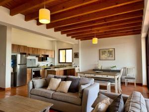 Dapur atau dapur kecil di Spacious No Stairs Gated Community Pool Parking Gym