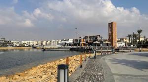 New cairoにあるMivida Coco apartmentの建物の水の横の桟橋