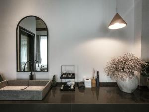 a bathroom with a large sink and a mirror at Beijing Wuji Inn - The Great Wall of China Huanghuacheng in Beijing