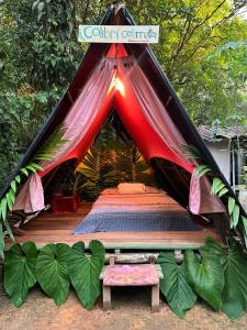 Tienda roja con cama en el jardín en Eco Hospedaje Ata Ladrilleros, en Buenaventura