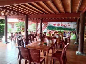 a dining room with a wooden table and chairs at A Lìn Homestay Bắc Hà in Bắc Hà
