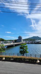 萩市にあるｹﾞｽﾄﾊｳｽ ﾊﾞｲｸﾔﾉﾆｶｲの橋付水の風景