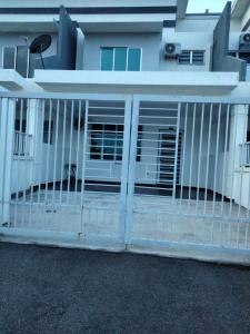 a white fence in front of a house at D'Almanda Homestay Desaru in Bandar Penawar +14 photos