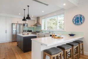 Dapur atau dapur kecil di Beachside by TCC