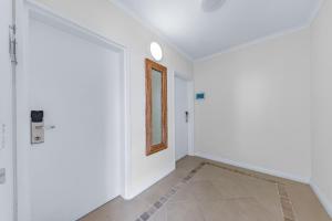 Fotografija v galeriji nastanitve Harbour View King Suite with Spa 1511 v mestu Airlie Beach