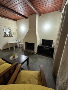 a living room with a fireplace and a couch at Casa Alquiler Cuchilla Alta 1 in Cuchilla Alta