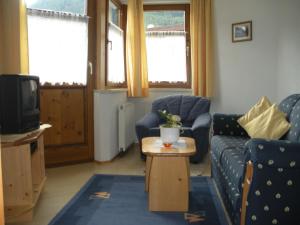 ein Wohnzimmer mit einem Sofa und einem Couchtisch in der Unterkunft Apartment Christine Öttl in Pfunds