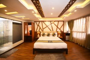 una camera d'albergo con letto e doccia di Hotel Jampa a Kathmandu