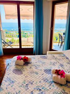 sypialnia z łóżkiem i widokiem na ocean w obiekcie Special Home VISTA MARE e Parcheggio privato w San Remo