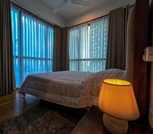 A bed or beds in a room at Seascape Colombo Még 25 kép