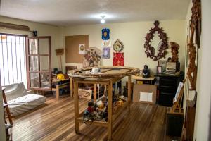 キトにあるSan Marcos Cultural & Guesthouseの部屋の中央にテーブルがあるリビングルーム