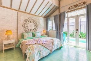 ein Schlafzimmer mit einem Bett, auf dem ein Kleid liegt in der Unterkunft SooBali Mint Cottage Sanur 1BR in Sanur + 49 Fotos