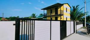 ein weißes Garagentor mit einem Haus im Hintergrund in der Unterkunft Village View Cottage Roomstay in Kemasik