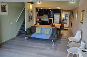 a living room with a couch and a kitchen at Hiatea Lodge in Papeete