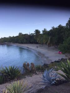 a beach with people on the sand and water at COQUET STUDIO dans un CADRE IDYLLIQUE in Sainte-Luce