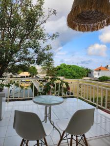 un patio avec une table et des chaises sur un balcon dans l'établissement Capricorn Villa, à Seminyak