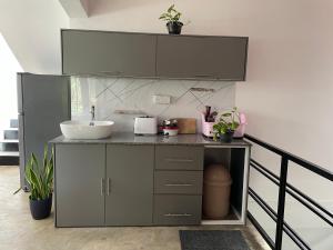 una cucina con un bancone con un lavello e un frigorifero di Abinu"s Place a Dikwella