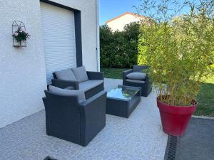 un patio con due sedie e un tavolo di À quatre Chez lulu a Riom