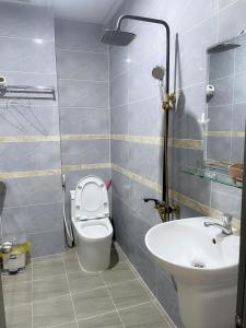 Phòng tắm tại Hotel Hoàng Phúc