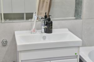 Koupelna v ubytování One Bedroom Apartment Next to Arbat In The Center of Almaty + 18 fotografií