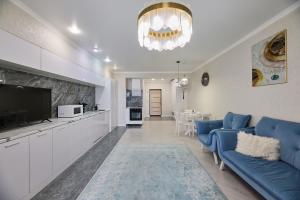 Kuchyň nebo kuchyňský kout v ubytování One Bedroom Apartment Next to Arbat In The Center of Almaty