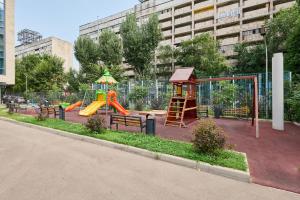 Herní místnost nebo prostor pro děti v ubytování One Bedroom Apartment Next to Arbat In The Center of Almaty