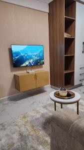 TV a/nebo společenská místnost v ubytování Cozy Studio in Kilimani near Yaya Center