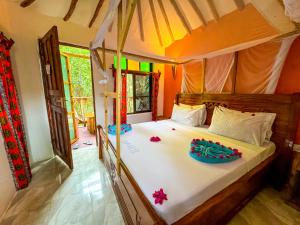 una camera da letto con un letto in una tenda di Sagando Bungalows Zanzibar a Michamvi Kae